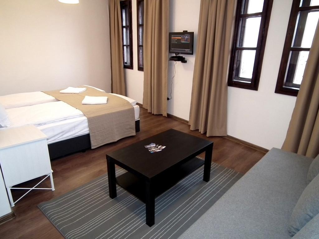 White House Veliko Tarnovo Quarto foto